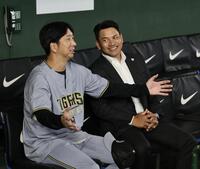 井口侍ジャパン監督と話をする藤川監督＝東京ドーム（撮影？田中太一）ｉＰｈｏｎｅから送信