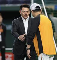 橋上監督代行と握手を交わす侍ジャパン・井口監督（撮影・田中太一）