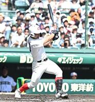 ２回、先制点を呼び込む二ゴロを放つ松本虎太郎（撮影・開出牧）