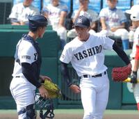 ７回、マウンドで社・山本航輝（左）に声をかけられる社・岩井秀耶（撮影・西田忠信）