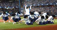 試合前、パフォーマンスを披露するアバンギャルディ（撮影・中島達哉）