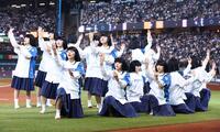 試合前、パフォーマンスを披露するアバンギャルディ（撮影・中島達哉）