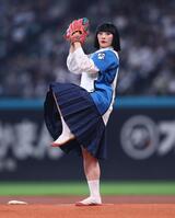 ファーストピッチセレモニーで投球するアバンギャルディ・ＳＯＮＯ（撮影・中島達哉）