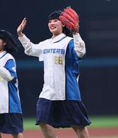 ファーストピッチセレモニーで投球し、引き揚げるアバンギャルディ・ＳＯＮＯ（撮影・中島達哉）