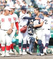 智弁和歌山ナインと健闘をたたえ合う社・岩井秀耶（中央）＝撮影・中田匡峻