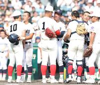 智弁和歌山・和気匠太（１）と健闘をたたえ合う社・岩井秀耶（中央）＝撮影・中田匡峻