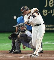４回、左中間にソロを放つダルベック（撮影・金田祐二）