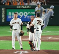 ３回、森下にソロを浴び厳しい表情の山崎（撮影・金田祐二）