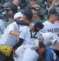 試合後、山本航輝（１２）と抱き合う社・岩井秀耶（撮影・西田忠信）