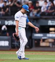 ８回、滝沢に先制打を許し、うなだれる伊藤（撮影・中島達哉）