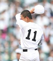 ８回、履正社・北西華一に２点適時三塁打を浴びた享栄・上江滝拓未（撮影・中田匡峻）