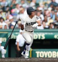 ４回、中越えに勝ち越しの適時三塁打を放つ履正社・高津冬真（撮影・中田匡峻）