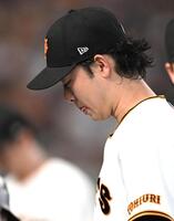 ６回終了後、ベンチ前で悔しそうな表情を見せる山崎（撮影・堀内翔）
