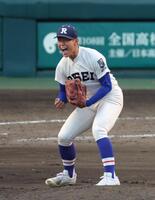 粘りのピッチングで９回を投げ抜いた履正社・木村颯はガッツポーズを見せる（撮影・坂部計介）