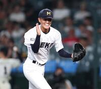 ７回、ピンチで松商学園・宮下凌太朗を遊ゴロに抑え、笑顔を見せる三重・船橋昊（撮影・中田匡峻）