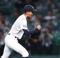 ７回、ピンチで松商学園・宮下凌太朗を遊ゴロに抑え、ガッツポーズを見せる三重・船橋昊（撮影・中田匡峻）