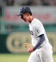 ２回、山口を空振り三振に仕留め、雄たけびを上げる上田
