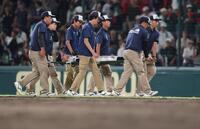 ９回、担架で運ばれる三重・水野央清（撮影・中田匡峻）