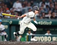 １回、二塁への内野安打で出塁する松商学園・久保田悟（撮影・中田匡峻）