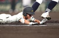 １回、二塁への内野安打で出塁する松商学園・久保田悟（撮影・中田匡峻）