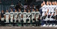 三重（手前）に敗れ、悔しがる松商学園ナイン（撮影・中田匡峻）