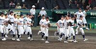 松商学園に勝利し、笑顔でスタンドに向かう三重ナイン（撮影・坂部計介）