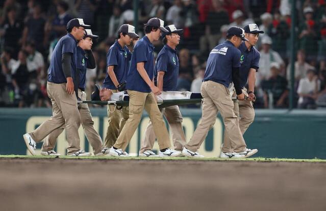 九回２死に悲劇   三重の二塁手が担架で