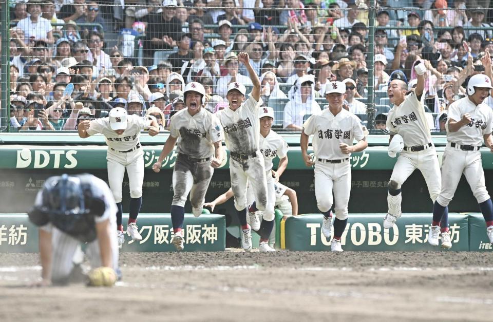 　９回、サヨナラ勝ちにベンチを飛び出す日南学園ナイン（撮影・開出牧）