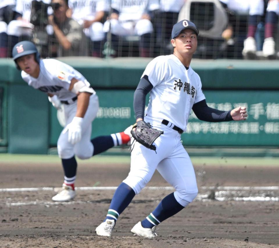 　２回、千島に適時三塁打を許す沖縄尚学・末吉（撮影・飯室逸平）