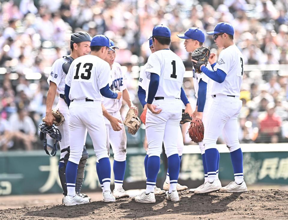 ３回、ピンチを迎えマウンドに集まる横手ナイン（撮影・開出牧）