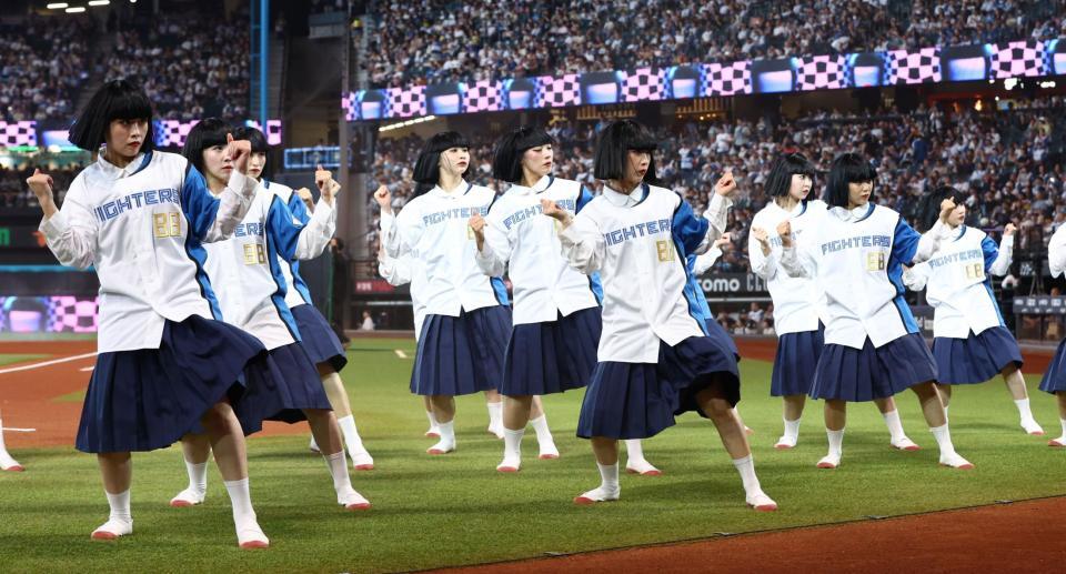 試合前、パフォーマンスを披露するアバンギャルディ（撮影・中島達哉）