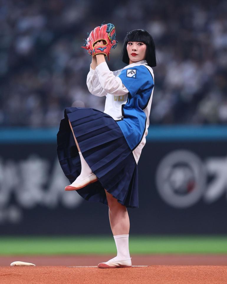 ファーストピッチセレモニーで投球するアバンギャルディ・ＳＯＮＯ（撮影・中島達哉）