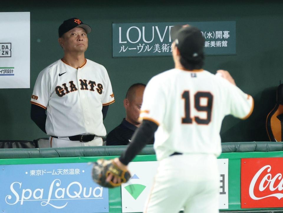 ６回、山崎を降板させ厳しい表情の橋上監督代行（撮影・金田祐二）