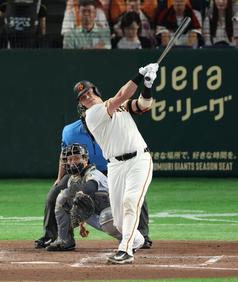 ４回、左中間にソロを放つダルベック（撮影・金田祐二）