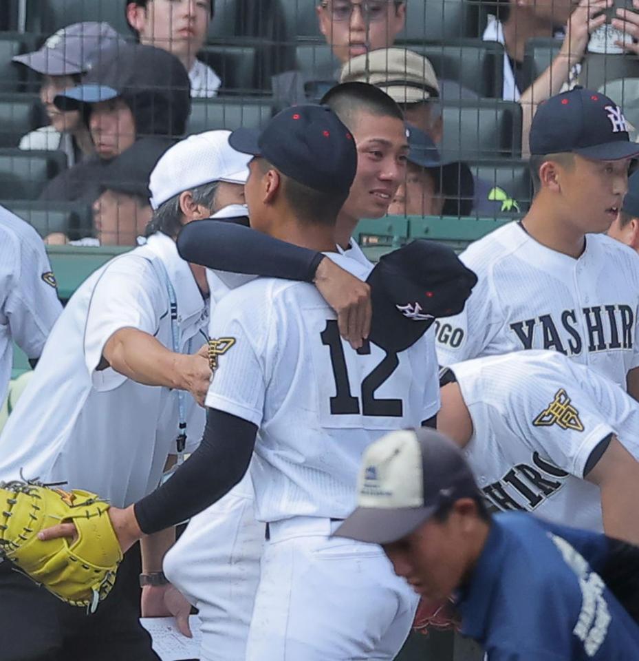 試合後、山本航輝（１２）と抱き合う社・岩井秀耶（撮影・西田忠信）