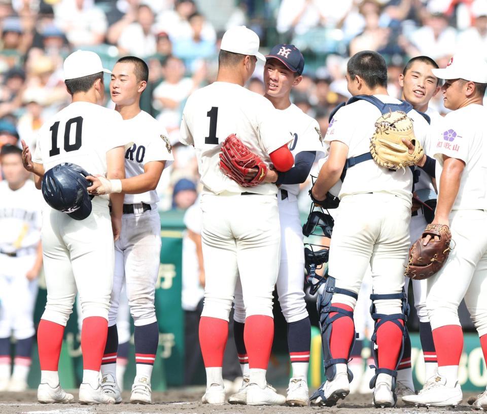 智弁和歌山・和気匠太（１）と健闘をたたえ合う社・岩井秀耶（中央）＝撮影・中田匡峻