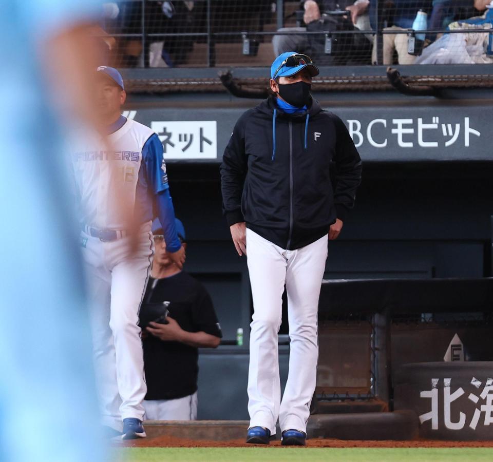 ８回、先制を許した伊藤の交代を告げる新庄監督（撮影・中島達哉）