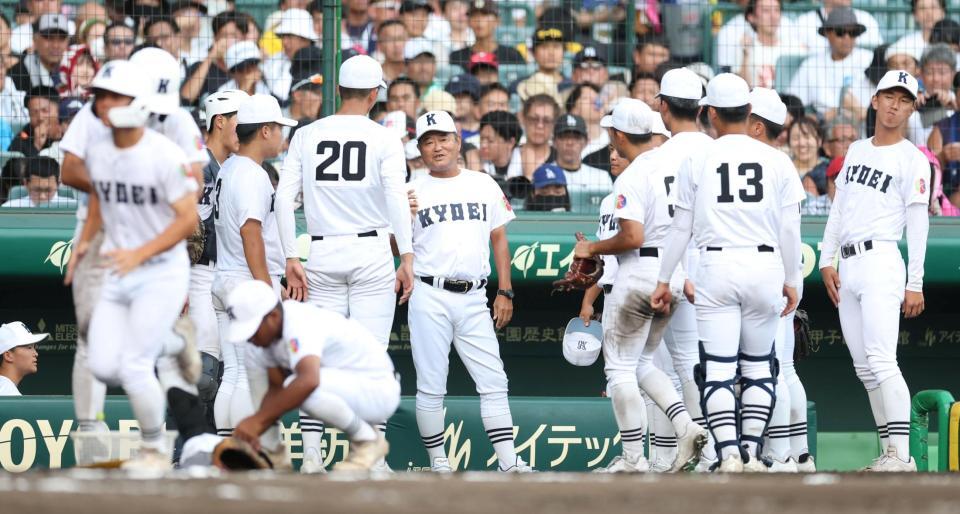 ７回の攻撃前にナインを集める享栄・大藤敏行監督（中央）＝撮影・中田匡峻
