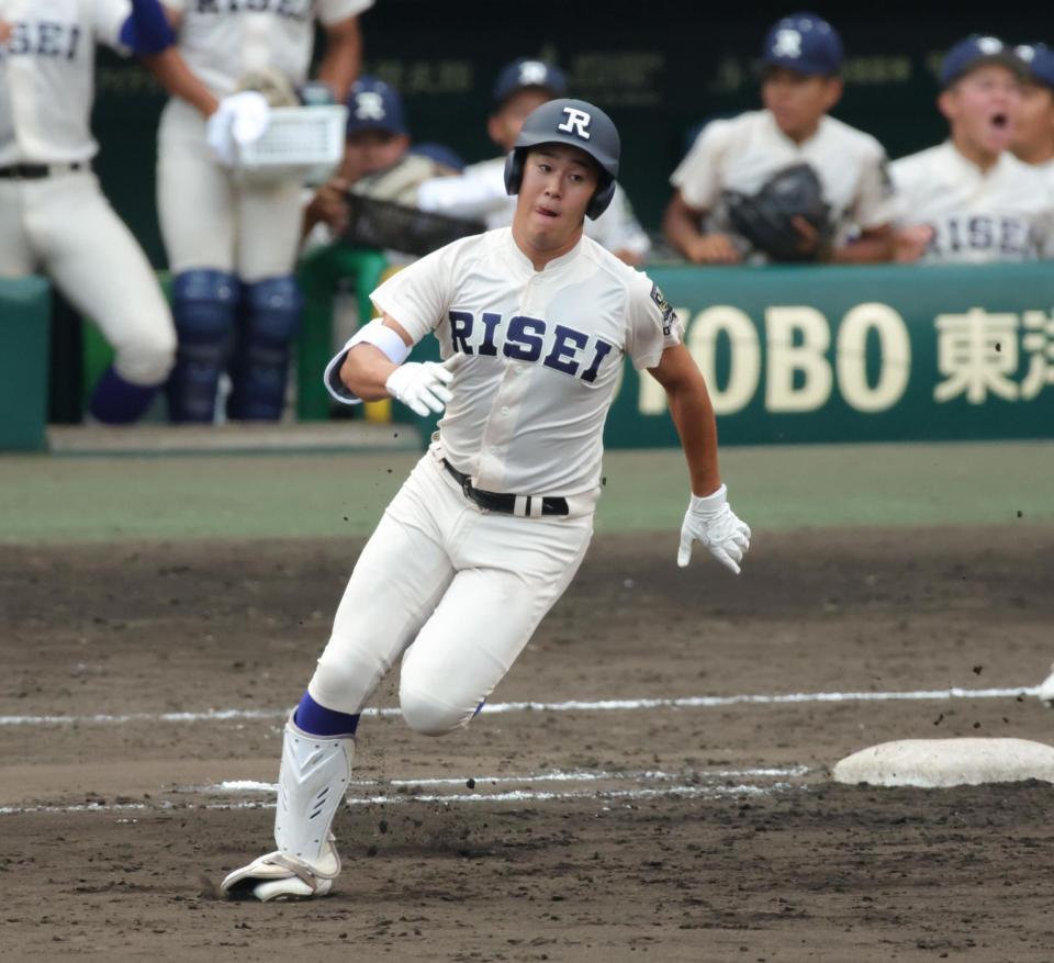 ８回、履正社・北西華一は右中間に２点適時三塁打を放つ（撮影・坂部計介）