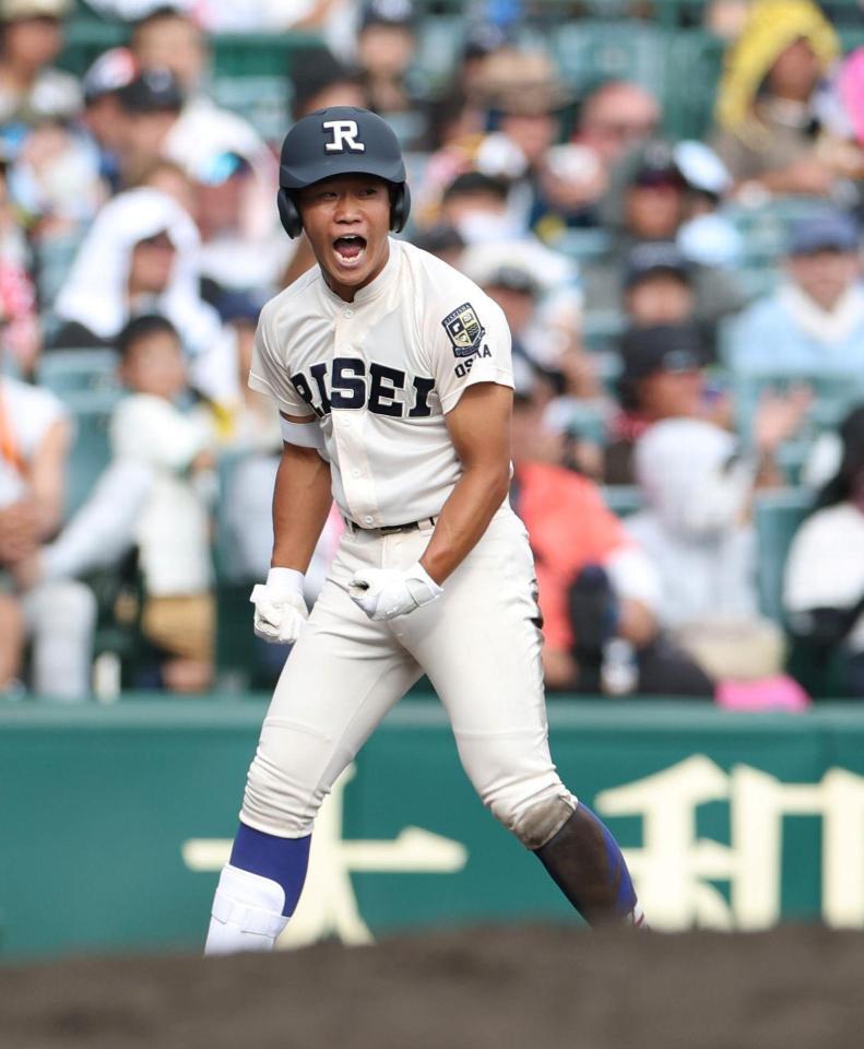 ４回、中越えに勝ち越しの適時三塁打を放ち、ほえる履正社・高津冬真（撮影・中田匡峻）