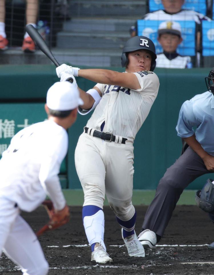 ２回、履正社・三木大亮は左翼線に同点となる適時二塁打を放つ（撮影・坂部計介）