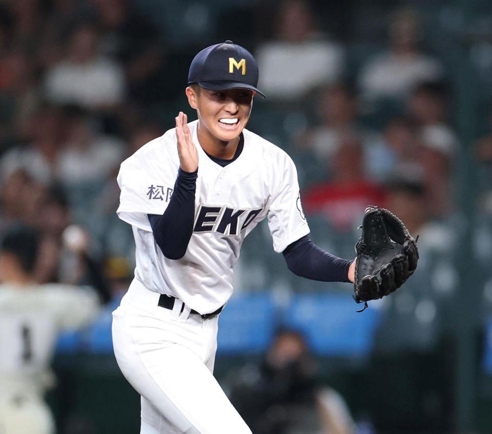 ７回、ピンチで松商学園・宮下凌太朗を遊ゴロに抑え、笑顔を見せる三重・船橋昊（撮影・中田匡峻）
