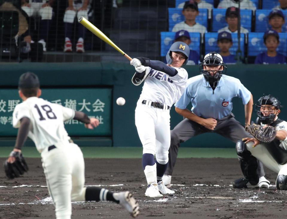１回、三重・福田篤史は中前に先制となる適時打を放つ（撮影・坂部計介）