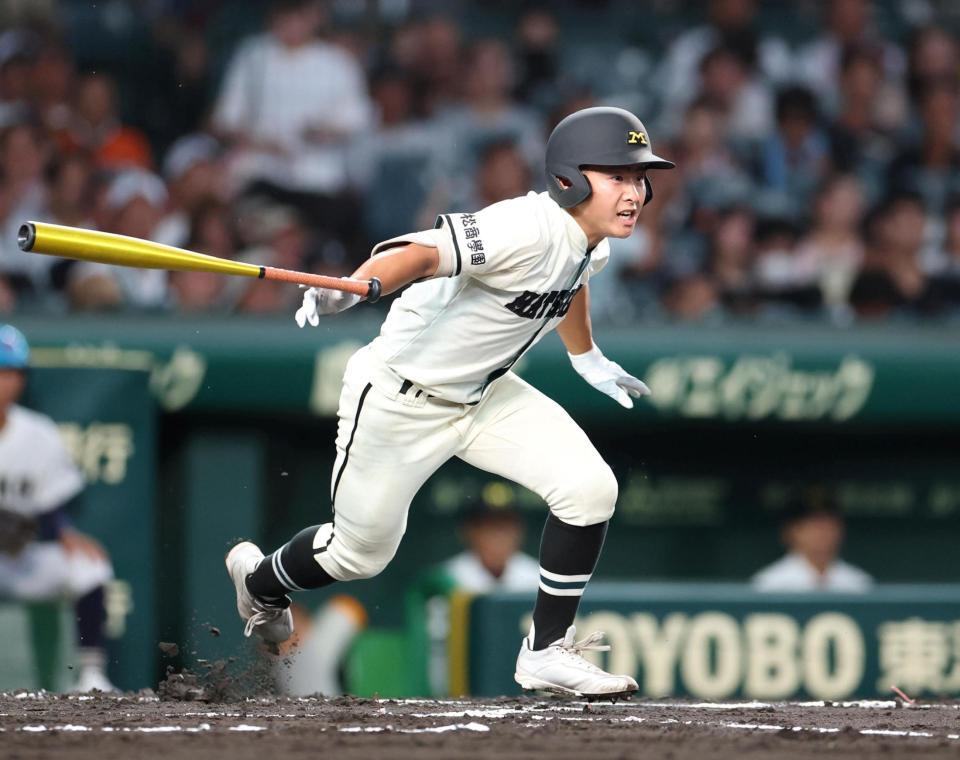 １回、二塁への内野安打で出塁する松商学園・久保田悟（撮影・中田匡峻）