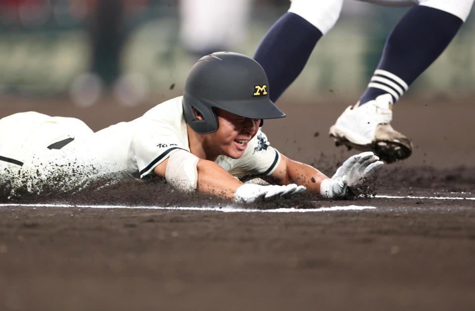 １回、二塁への内野安打で出塁する松商学園・久保田悟（撮影・中田匡峻）