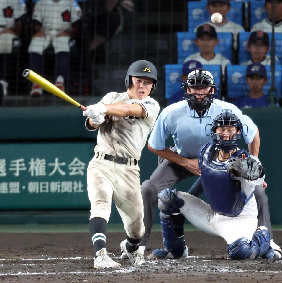 ８回、久保田が中前打を放つ