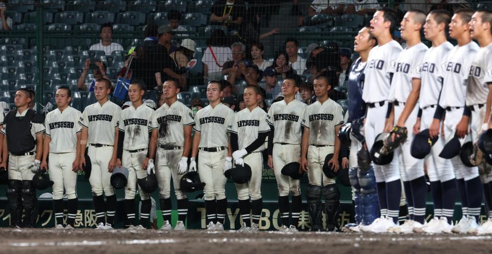 三重（手前）に敗れ、悔しがる松商学園ナイン（撮影・中田匡峻）