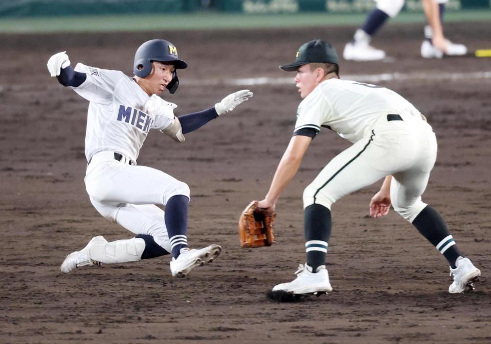 ５回、二塁打を放ち滑り込む水野