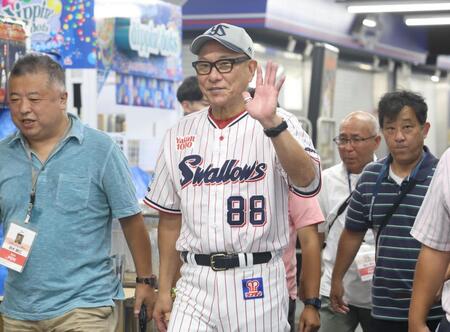 手を振る池山監督（撮影・佐々木彰尚）