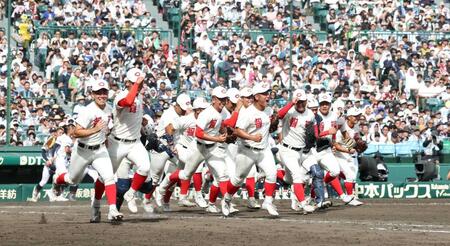 　社に勝利し、駆け出す智弁和歌山ナイン